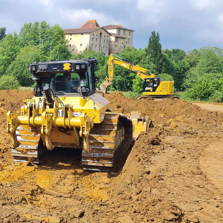 Travaux de préparation du sol pour accueillir les bâtiments et infrastructures.
