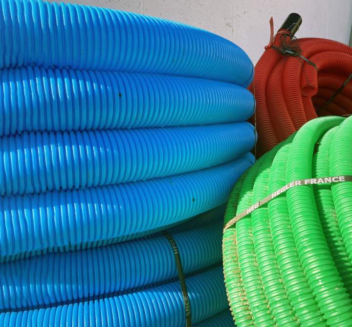 Installation et raccordement des réseaux secs (électricité, télécom, adduction d'eau potable) pour les bâtiments et infrastructures.