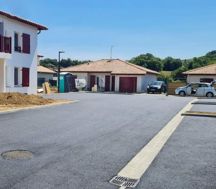 Aménagement et réfection de routes, parkings, chemins et surfaces diverses en enrobés ou autres types de revêtements.