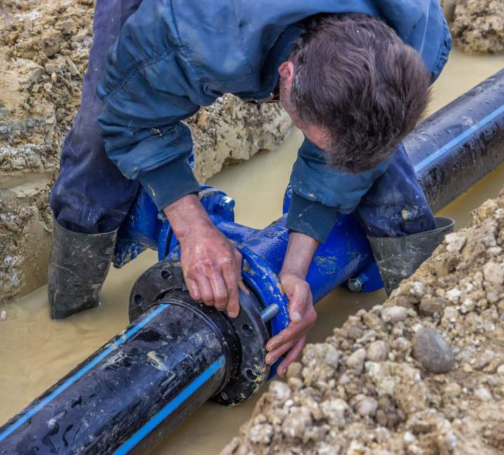 Installation et raccordement des réseaux secs et humides pour les bâtiments et infrastructures.