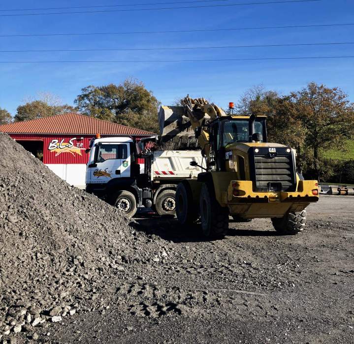 Fourniture et transport de matériaux pour la réalisation des travaux.