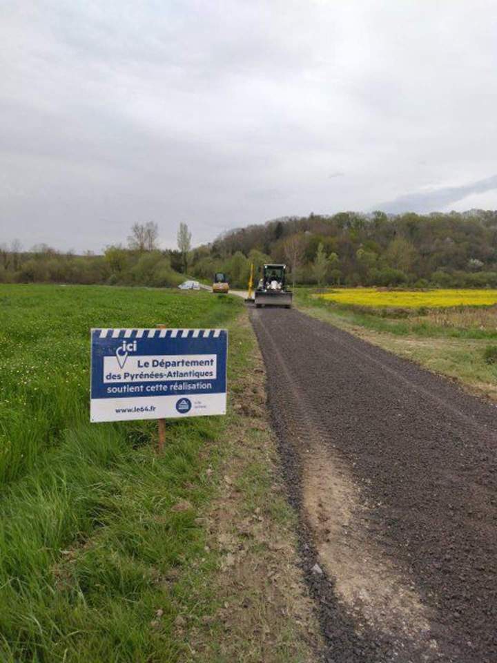 Chemin empierré CD64